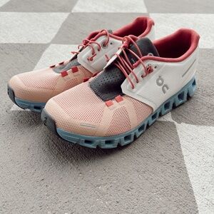 On Cloud Women’s Size 8 Never Worn
